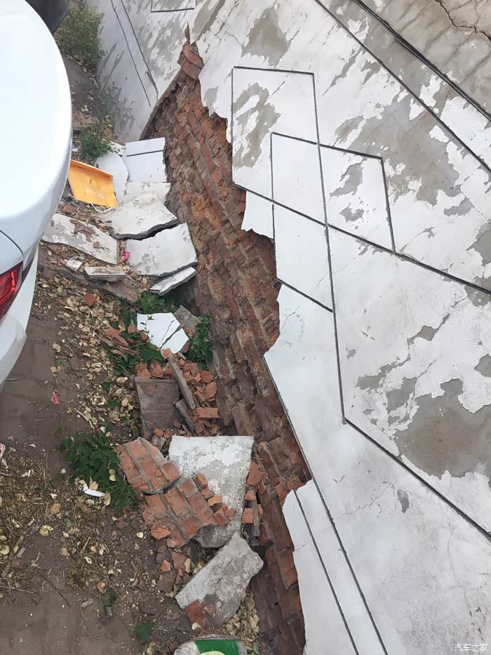 刚提的车就撞墙了,这要补漆好补吗?