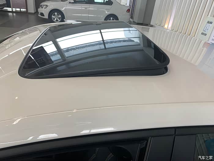 天窗不是全景的,是这种单片的小天窗.