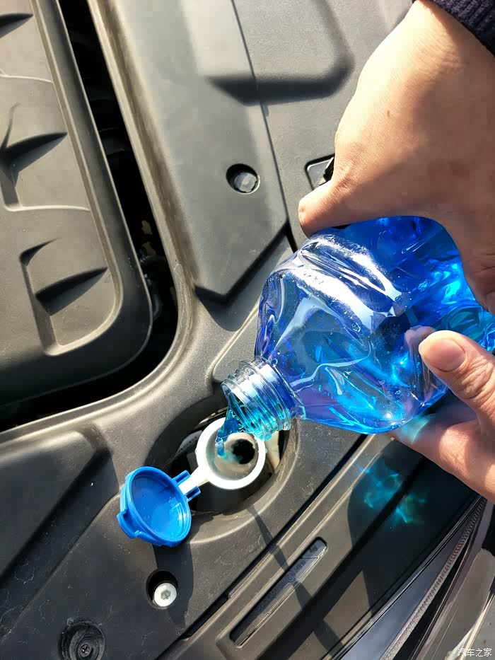 活出动静为吉利帝豪gs添加冬季玻璃水以及添加必备品