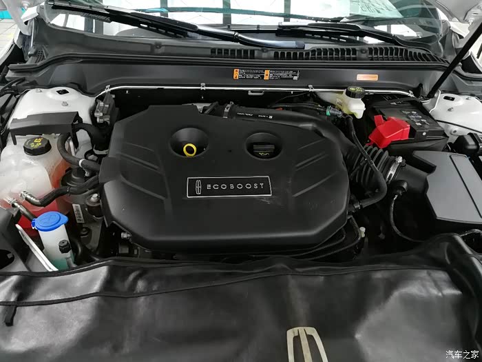 发动机近景,没怎么开,机舱还算干净