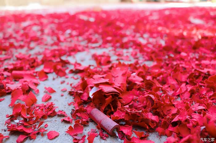 鞭炮过后,家家户户门前留遍地的红纸,新的天新的年预示来年生活事业