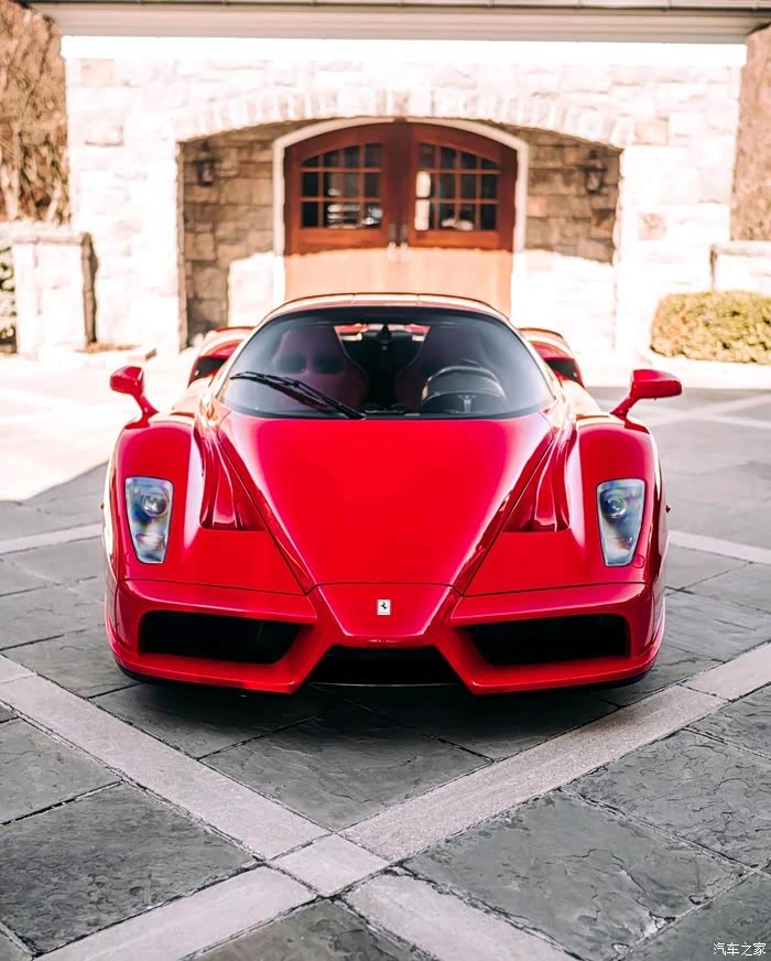红色的法拉利跑车真是美极了