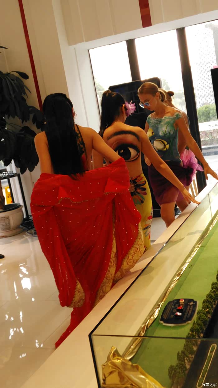 第一次看到人体画展