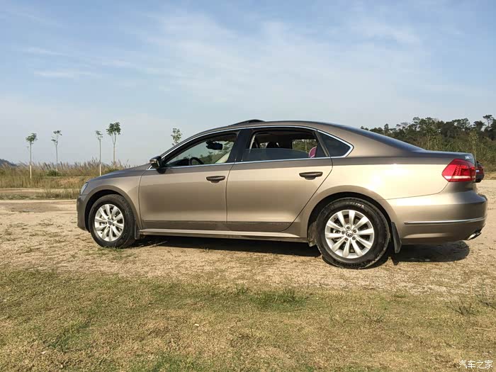帕萨特用车感受阳光下的钛金色帕萨特