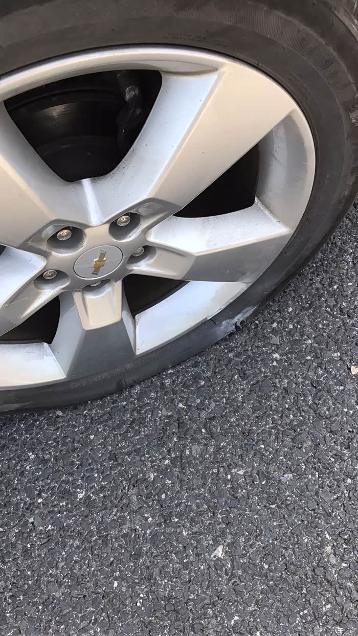 险被夺命创酷高速爆胎了