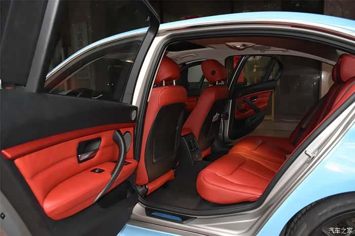 激情外观加上骚红的内饰彰显宝马小三的魅力