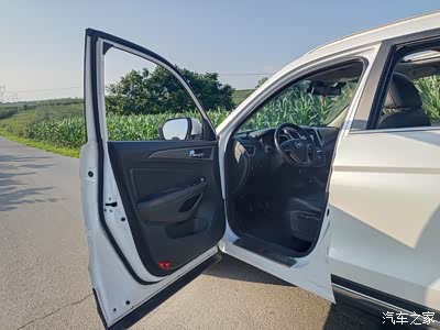 我非常喜欢cs75车门全包围的设计,这样哪怕下雨天,上下车的时候也不会