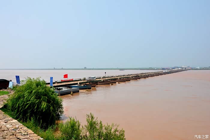 "吴王古渡"门楼前右行,绕过吴王村,一路下行,便到了现在的洽吴浮桥前