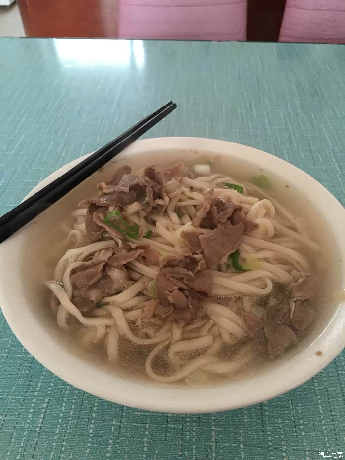 到了西旗才觉得是到了内蒙古,这里蒙古族随处可见.羊肉面.