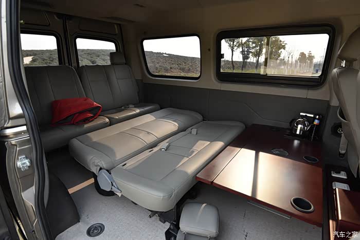 排座椅折叠放平,一张床出现,两人加折叠垫,两个睡袋搞定旅途休息