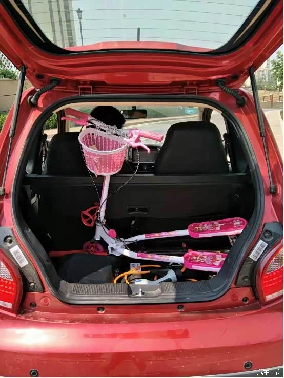给你们看看知豆后备箱多能装