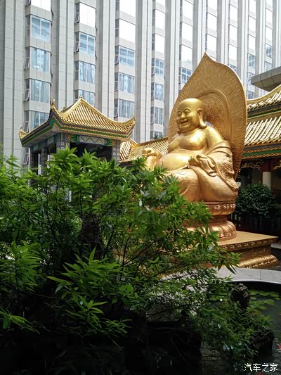 周末驾小e携子游玩长沙万家丽mall