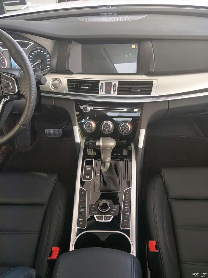 整个中控台都有种似曾相识感觉像在哪见过