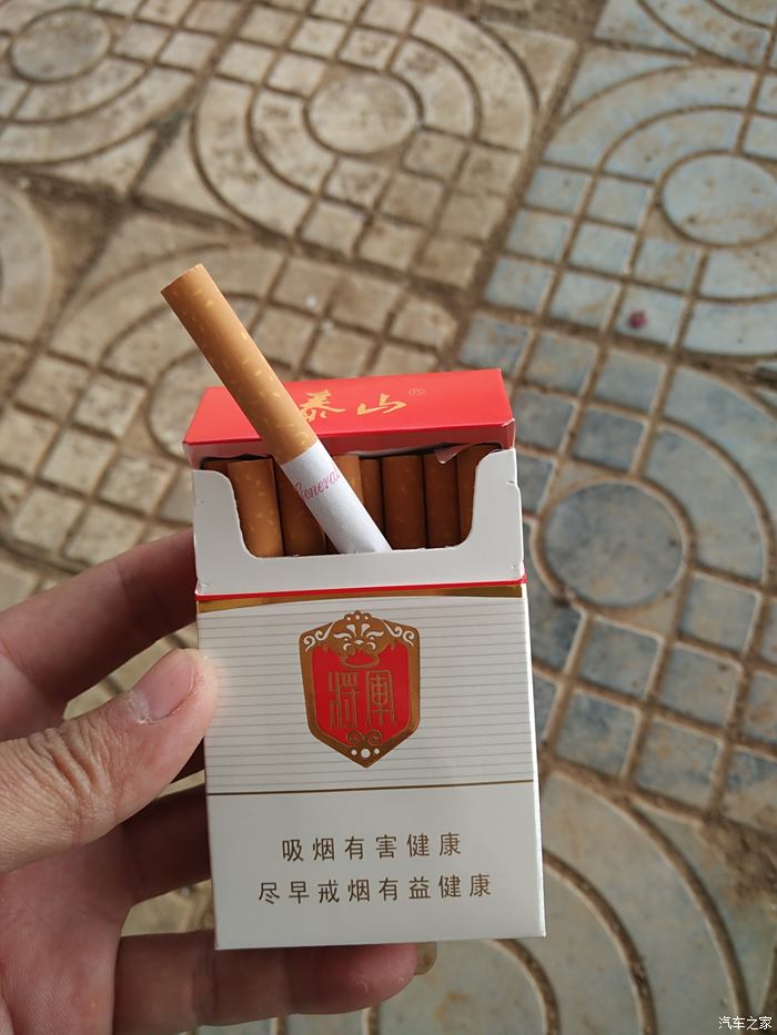 去加油站加油,不明就裡地買了兩包煙.