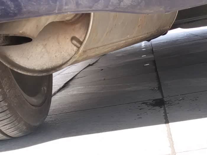 致悦排气管滴水,在排气孔对面的位置,都是这样的么