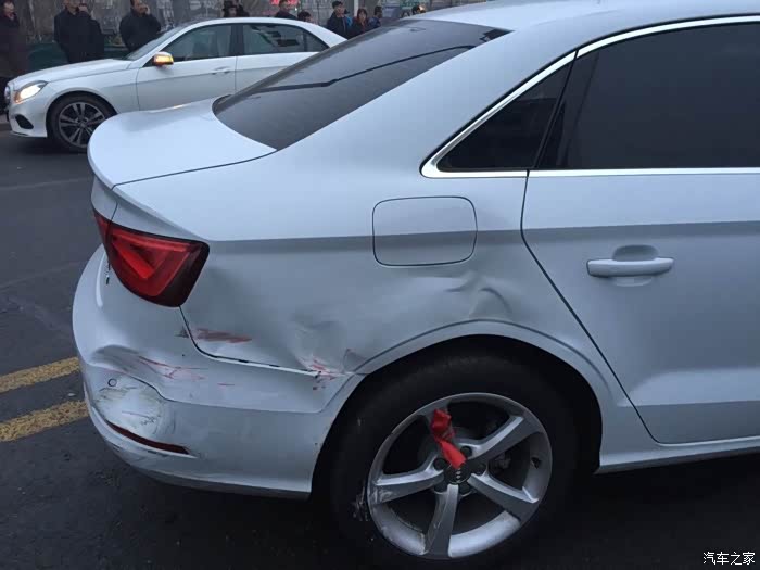 两车红绿灯相撞 其中一个车撞出来又碰到我的车 点太背了 挺那等灯也