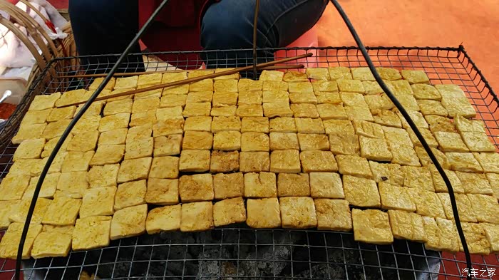 喷水池旁边的烤豆腐.青岩小豆腐,别看小,价格蛮贵.