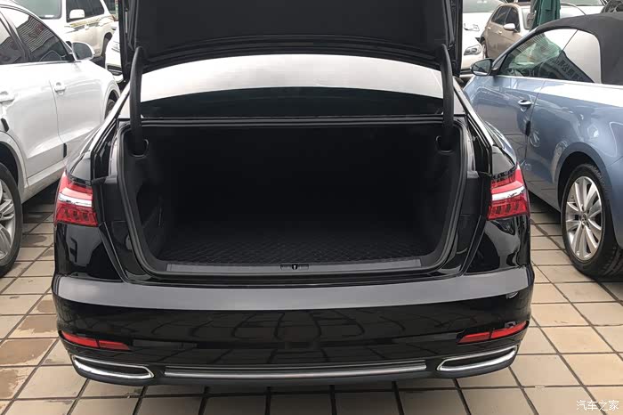 关于空间方面,奥迪a6l的表现可以说还是很不错了,比如这个后备箱,够大