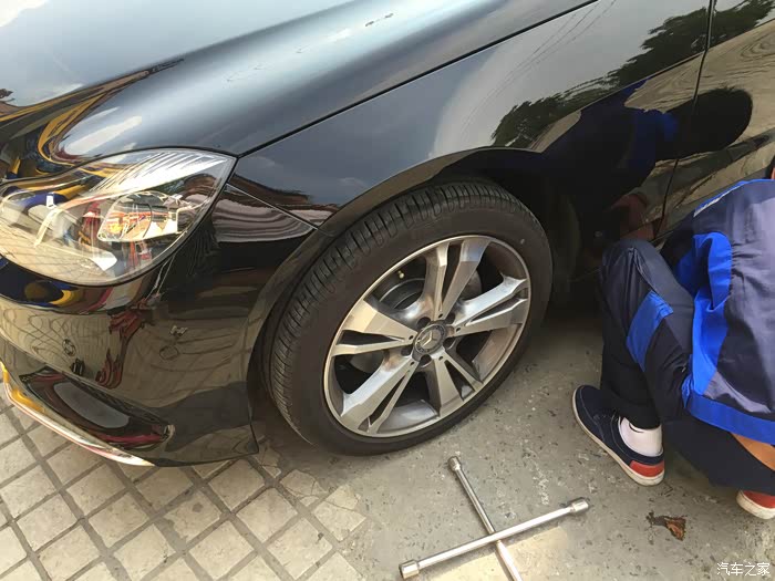 修车小工一开始靠经验判断是右边车轮扎了,结果判断错误,一个轮胎一个