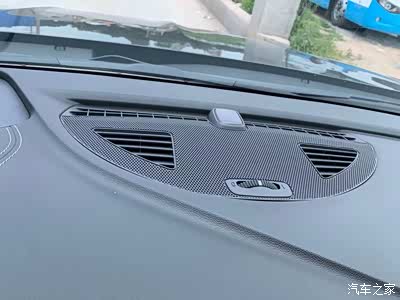 前挡风这个出风口设计的挺别致,别的车没看到过,还可以开关.
