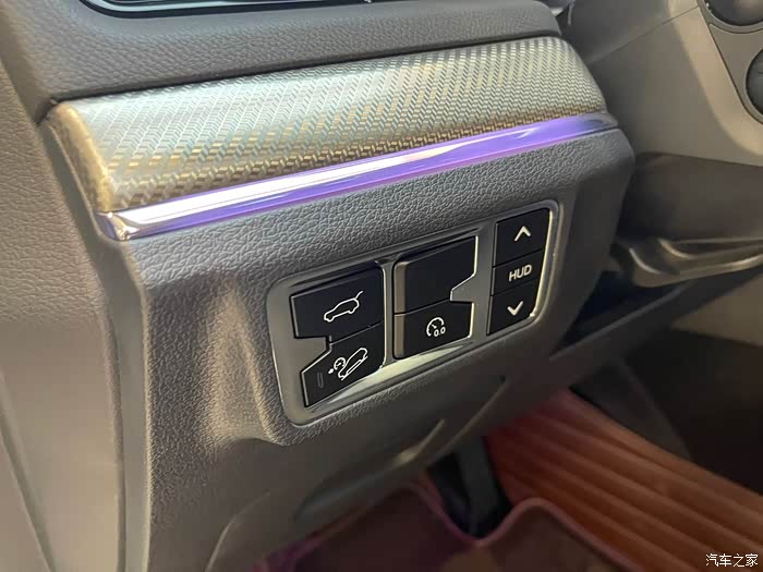 抬头显示也是可以根据需求上下调节,后备箱开启也有开关,还有坡路缓降