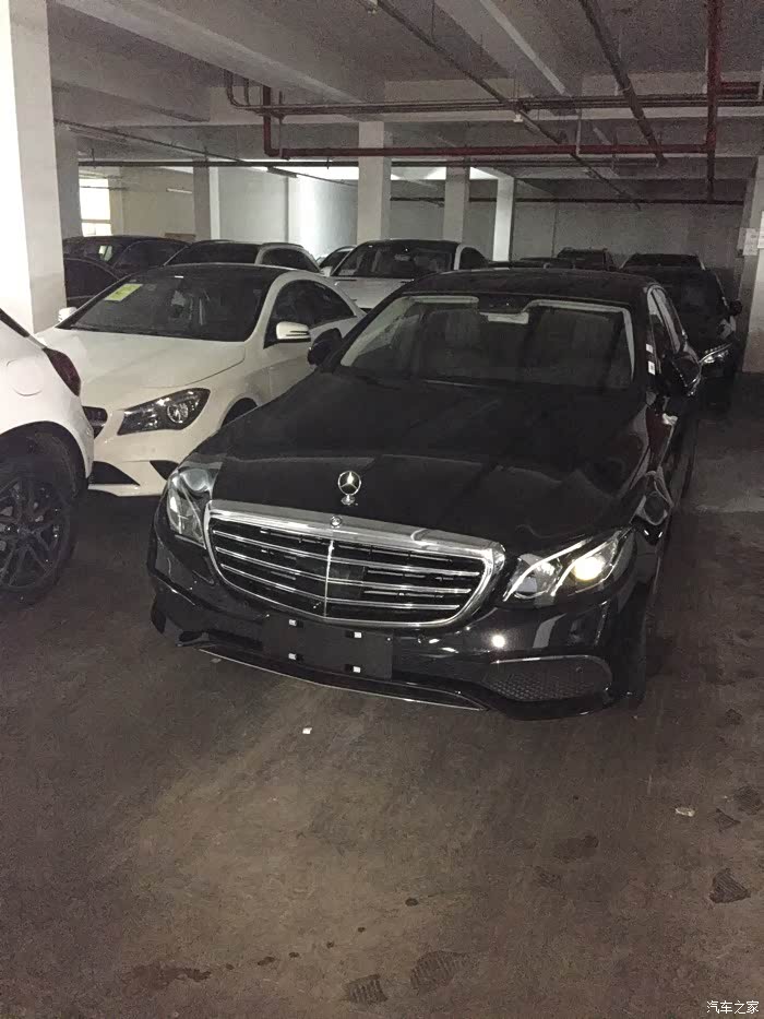 三合店拍的立标黑色奔驰e300