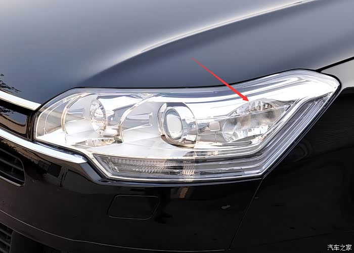 箭头位置的那个灯就是转向辅助灯.