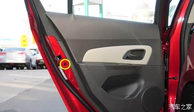 行驶中怎样锁死车门和车窗?