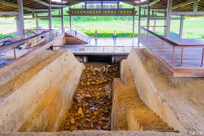 朝圣之路,莫角山宫殿遗址