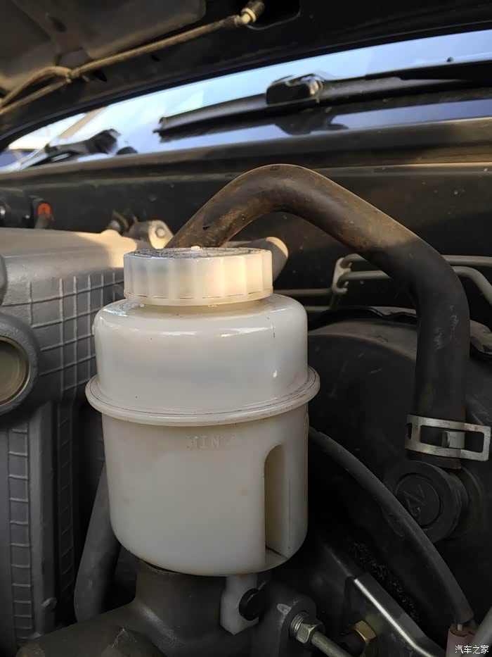 这个油壶每次擦干,跑一段时间以后壶身还是油腻腻的,冒似溢油.