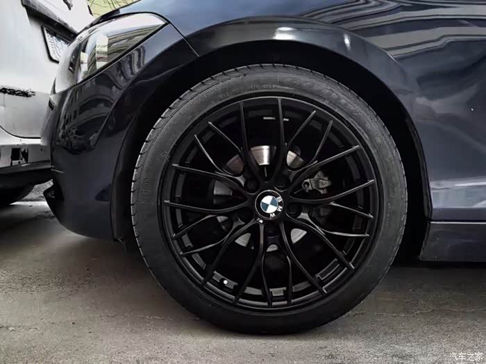 有装原厂405m18寸全黑的那套轮毂吗