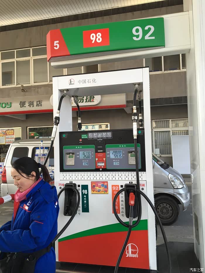 奥迪q5 能加98号汽油吗 油箱的油能加满的问题
