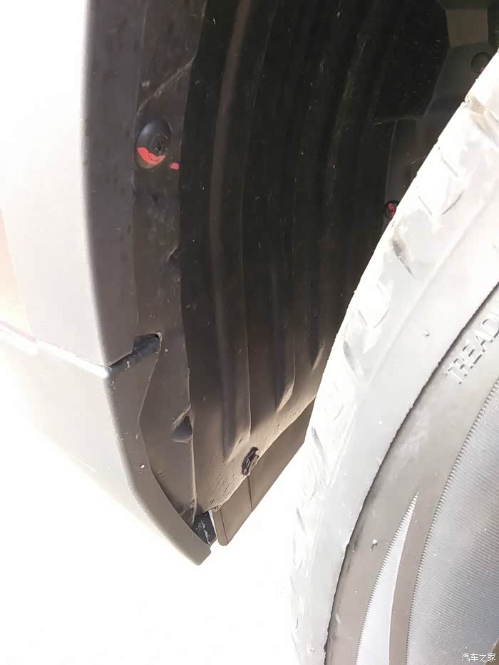 裂了裂了,轮胎上面的半圆护板太软啦!