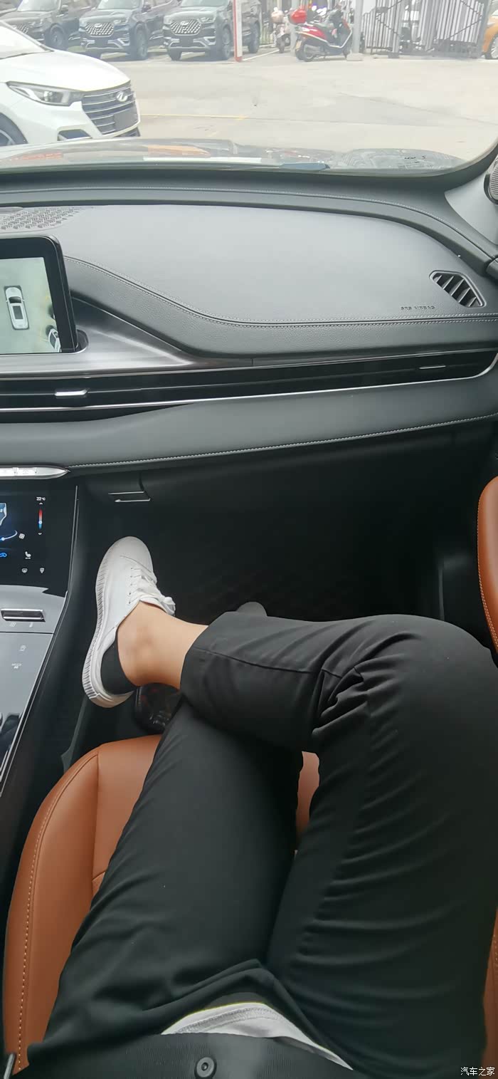 副驾驶空间非常大,我老婆还没翘个二郎腿