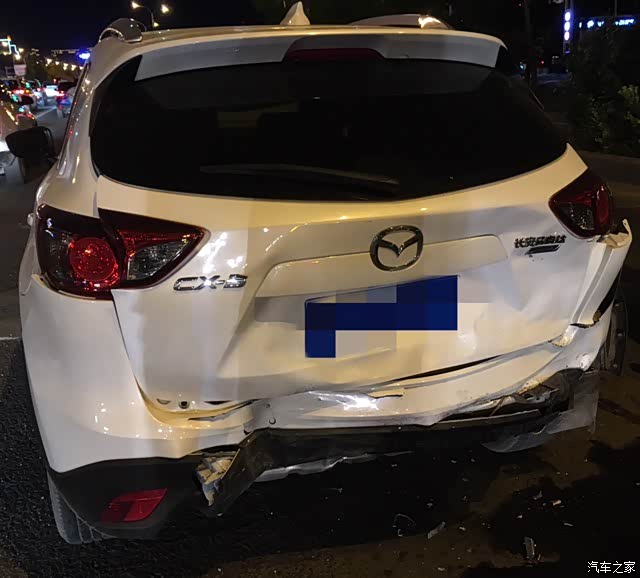 飞来横祸杠5等红绿灯被后车严重追尾