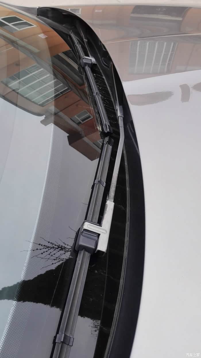 大家来看看2013款的雨刮器臂.