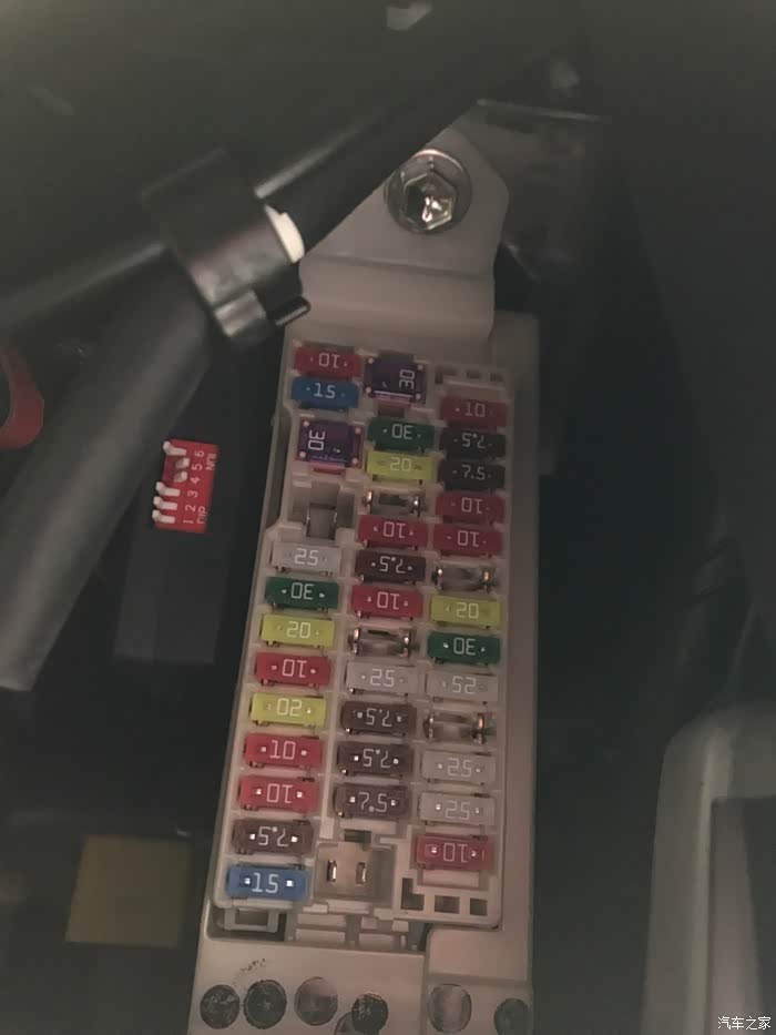 求助驾驶位保险盒