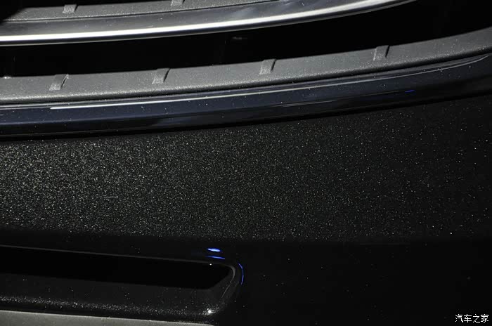 黑色那天晚上我刚好拍了一张图片,就是黑色的金属漆近照.