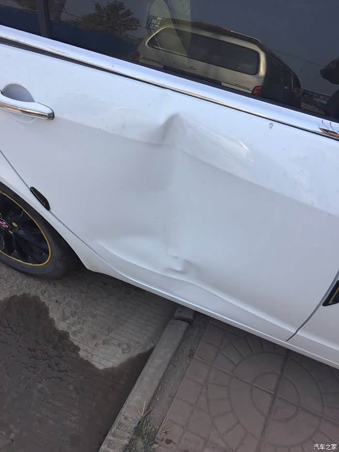 门被撞成这样得多少钱?