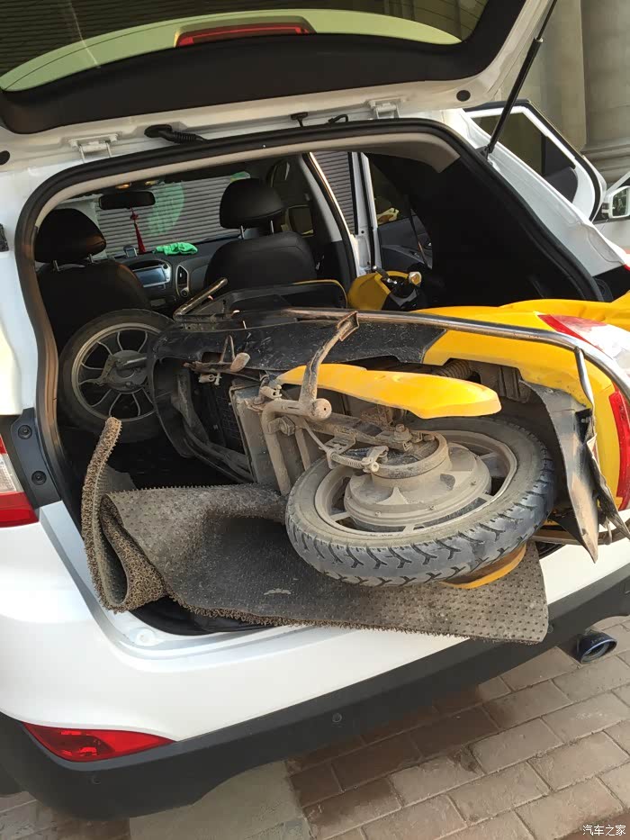 塞一辆电瓶车 后备箱可以关上.