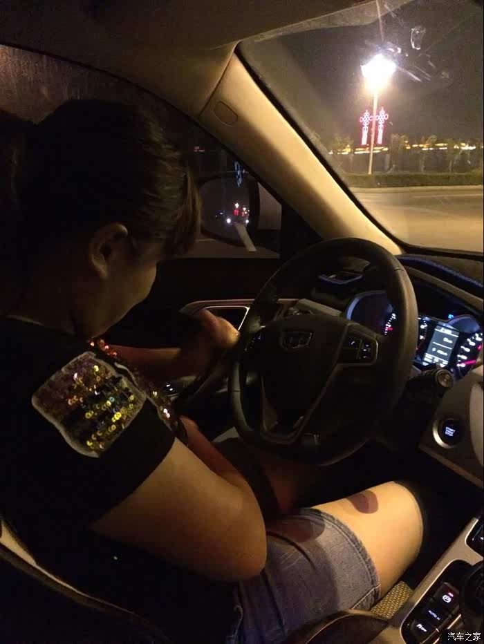 上车正在系安全带.养成良好开车习惯很有必要.