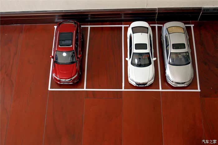 在倒车入位时候左右看一下后视镜,把车停在车库中间位置,这样方便自己