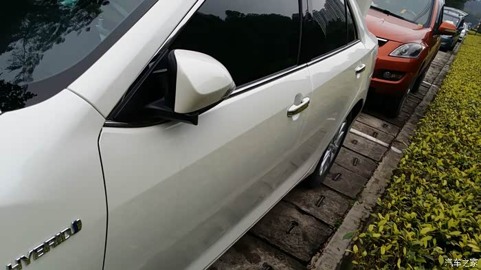 新车珍珠白左后门补漆偏黄又重喷了
