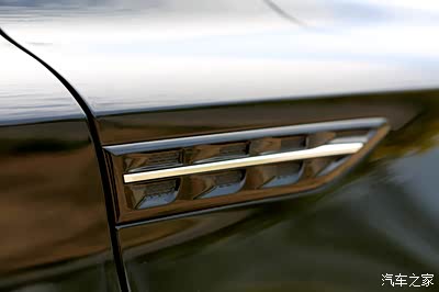 鲨鱼鳍的设计,平滑的侧面车身,增添了几分动感因素.