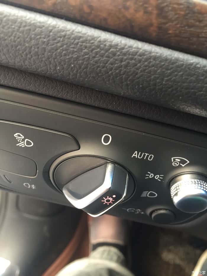 大灯旋钮顶进去了如何拔出来