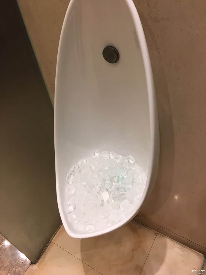 小便池里放冰块是因为什么?