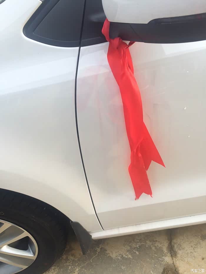 首先告诉大家一个福利,还记得咱们买车时候绑的红绳吗?