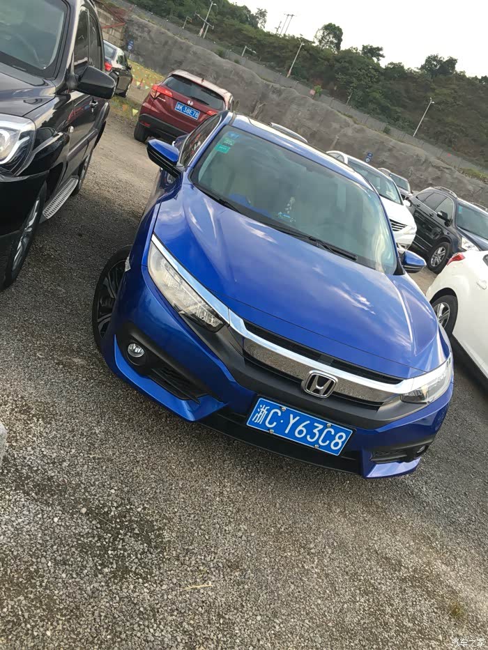 温州这是谁的思域啊,牌照y63c8,感觉蓝色的太帅了