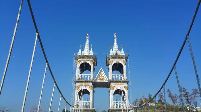 "鲁冰花童话乐园"中的吊桥城堡