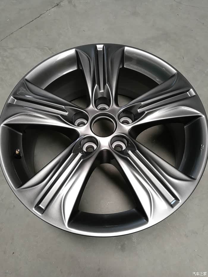 给轮毂烤漆换金属灰色